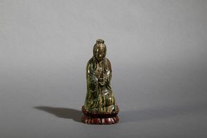Figura di Guanyin seduta con collana da preghiera scolpita in pietra dura, Cina, Dinastia Qing, XVIII secolo  - Asta Arte Orientale - Associazione Nazionale - Case d'Asta italiane