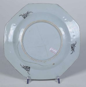 Due piatti diversi in porcellana Famiglia Rosa con decori floreali, Cina, Dinastia Qing, XIX secolo  - Asta Arte Orientale - Associazione Nazionale - Case d'Asta italiane