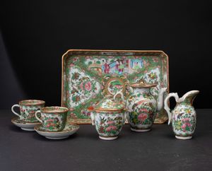 Servizio da th in porcellana Famiglia Rosa composto da un vassoio, due tazzine con piattini, una lattiera, una zuccheriera e una teiera, Canton, Cina, Dinastia Qing, XIX secolo  - Asta Arte Orientale - Associazione Nazionale - Case d'Asta italiane