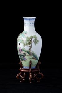 Vaso in porcellana con figure di fanciulle entro paesaggio e iscrizioni, Cina, Repubblica, XX secolo  - Asta Arte Orientale - Associazione Nazionale - Case d'Asta italiane