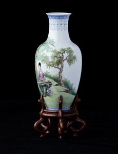 Vaso in porcellana con figure di fanciulle entro paesaggio e iscrizioni, Cina, Repubblica, XX secolo  - Asta Arte Orientale - Associazione Nazionale - Case d'Asta italiane