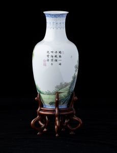 Vaso in porcellana con figure di fanciulle entro paesaggio e iscrizioni, Cina, Repubblica, XX secolo  - Asta Arte Orientale - Associazione Nazionale - Case d'Asta italiane