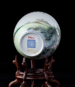 Vaso in porcellana con figure di fanciulle entro paesaggio e iscrizioni, Cina, Repubblica, XX secolo  - Asta Arte Orientale - Associazione Nazionale - Case d'Asta italiane