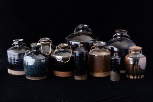 Dieci vasi da vino in terracotta invetriata sui toni del nero e del marrone, Cina, Dinastia Song (960-1279)  - Asta Arte Orientale - Associazione Nazionale - Case d'Asta italiane