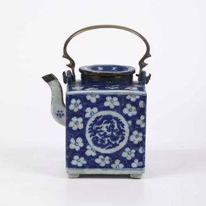 Teiera in porcellana bianca e blu con decori floreali e figure di draghi entro riserve, Cina, Dinastia Qing, epoca Qianlong (1736-1796)  - Asta Arte Orientale - Associazione Nazionale - Case d'Asta italiane