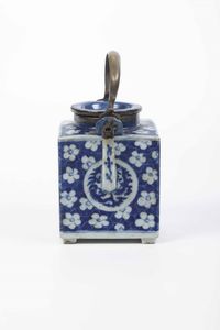 Teiera in porcellana bianca e blu con decori floreali e figure di draghi entro riserve, Cina, Dinastia Qing, epoca Qianlong (1736-1796)  - Asta Arte Orientale - Associazione Nazionale - Case d'Asta italiane