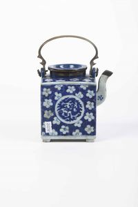 Teiera in porcellana bianca e blu con decori floreali e figure di draghi entro riserve, Cina, Dinastia Qing, epoca Qianlong (1736-1796)  - Asta Arte Orientale - Associazione Nazionale - Case d'Asta italiane