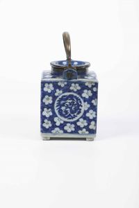 Teiera in porcellana bianca e blu con decori floreali e figure di draghi entro riserve, Cina, Dinastia Qing, epoca Qianlong (1736-1796)  - Asta Arte Orientale - Associazione Nazionale - Case d'Asta italiane