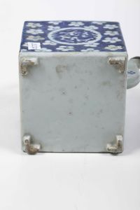 Teiera in porcellana bianca e blu con decori floreali e figure di draghi entro riserve, Cina, Dinastia Qing, epoca Qianlong (1736-1796)  - Asta Arte Orientale - Associazione Nazionale - Case d'Asta italiane