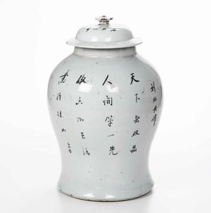 Potiche in porcellana con peonie in fiore, Cina, Dinastia Qing, XIX secolo  - Asta Arte Orientale - Associazione Nazionale - Case d'Asta italiane