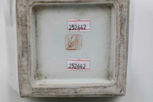 Coppia di vasi in porcellana con raffigurazione di saggi con discepoli entro paesaggio, Cina, XX secolo  - Asta Arte Orientale - Associazione Nazionale - Case d'Asta italiane