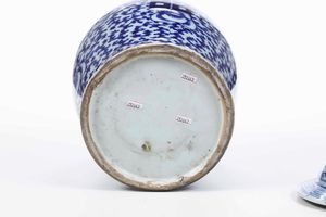 Potiche in porcellana bianca e blucon decori floreali e simboli taoisti, Cina, XX secolo  - Asta Arte Orientale - Associazione Nazionale - Case d'Asta italiane