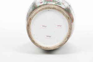 Vaso in porcellana Famiglia Rosa con scene di vita comune entro riserve, decori floreali e figure di draghetti a rilievo, Canton, Cina, Dinastia Qing, XIX secolo  - Asta Arte Orientale - Associazione Nazionale - Case d'Asta italiane
