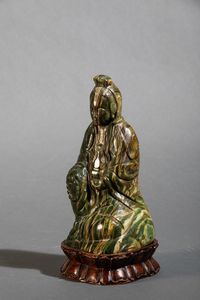 Figura di Guanyin seduta con collana da preghiera scolpita in pietra dura, Cina, Dinastia Qing, XVIII secolo  - Asta Arte Orientale - Associazione Nazionale - Case d'Asta italiane