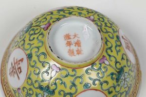 Lotto composto da due ciotoline in porcellana con decori floreali su fondo giallo e ideogrammi entro riserve, Cina, Dinastia Qing, XIX secolo  - Asta Arte Orientale - Associazione Nazionale - Case d'Asta italiane