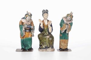 Lotto composto da tre figure in terracotta invetriata, Cina, Dinastia Qing, XIX secolo  - Asta Arte Orientale - Associazione Nazionale - Case d'Asta italiane