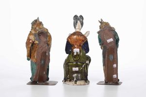 Lotto composto da tre figure in terracotta invetriata, Cina, Dinastia Qing, XIX secolo  - Asta Arte Orientale - Associazione Nazionale - Case d'Asta italiane