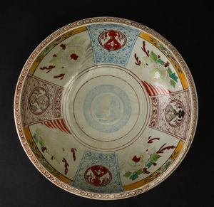 Bowl in porcellana Imari con figure di volatili e decori floreali entro riserve, Giappone, periodo Meiji (1868-1912)  - Asta Arte Orientale - Associazione Nazionale - Case d'Asta italiane