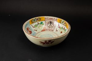Bowl in porcellana Imari con figure di volatili e decori floreali entro riserve, Giappone, periodo Meiji (1868-1912)  - Asta Arte Orientale - Associazione Nazionale - Case d'Asta italiane