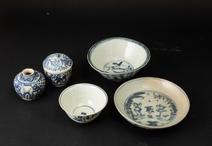 Lotto composto da tre bowl, una ciotola con coperchio e un vasetto in porcellana bianca e blu, Cina, Dinastia Ming, XVII secolo  - Asta Arte Orientale - Associazione Nazionale - Case d'Asta italiane
