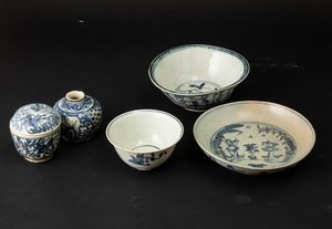 Lotto composto da tre bowl, una ciotola con coperchio e un vasetto in porcellana bianca e blu, Cina, Dinastia Ming, XVII secolo  - Asta Arte Orientale - Associazione Nazionale - Case d'Asta italiane