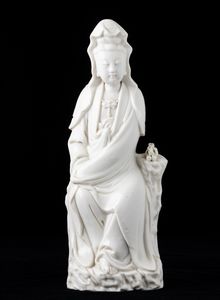 Figura di Guanyin seduta in porcellana Blanc de Chine, Cina, Dinastia Qing, epoca Kangxi (1662-1722)  - Asta Arte Orientale - Associazione Nazionale - Case d'Asta italiane
