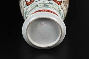 Coppia di vasi in porcellana con decori floreali e scene di vita comune entro riserve, Giappone, periodo Meiji (1868-1912)  - Asta Arte Orientale - Associazione Nazionale - Case d'Asta italiane