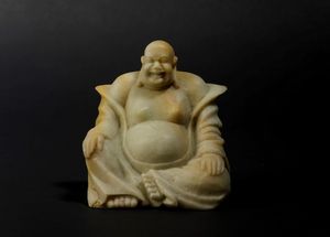 Figura di Budai seduto in saponaria, Cina, XX secolo  - Asta Arte Orientale - Associazione Nazionale - Case d'Asta italiane