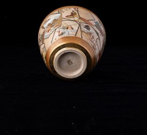 Coppa in porcellana Satsuma con decori floreali e scene di vita comune entro riserve, Giappone, periodo Meiji (1868-1912)  - Asta Arte Orientale - Associazione Nazionale - Case d'Asta italiane