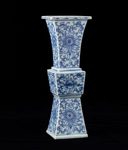 Vaso Gu in porcellana bianca e blu con decori floreali, Cina, Dinastia Qing, XIX secolo  - Asta Arte Orientale - Associazione Nazionale - Case d'Asta italiane