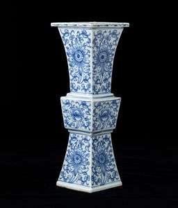 Vaso Gu in porcellana bianca e blu con decori floreali, Cina, Dinastia Qing, XIX secolo  - Asta Arte Orientale - Associazione Nazionale - Case d'Asta italiane
