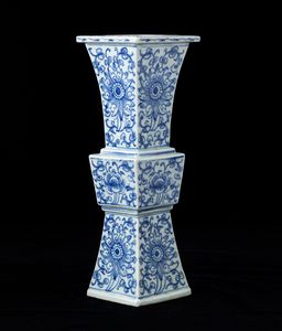 Vaso Gu in porcellana bianca e blu con decori floreali, Cina, Dinastia Qing, XIX secolo  - Asta Arte Orientale - Associazione Nazionale - Case d'Asta italiane