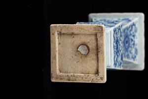 Vaso Gu in porcellana bianca e blu con decori floreali, Cina, Dinastia Qing, XIX secolo  - Asta Arte Orientale - Associazione Nazionale - Case d'Asta italiane