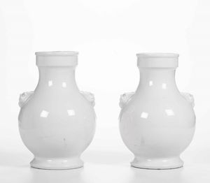 Coppia di vasi in porcellana monocroma bianca con mascheroni e anse ad anello, Cina, XX secolo  - Asta Arte Orientale - Associazione Nazionale - Case d'Asta italiane