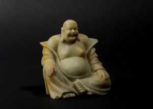 Figura di Budai seduto in saponaria, Cina, XX secolo  - Asta Arte Orientale - Associazione Nazionale - Case d'Asta italiane