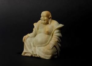 Figura di Budai seduto in saponaria, Cina, XX secolo  - Asta Arte Orientale - Associazione Nazionale - Case d'Asta italiane
