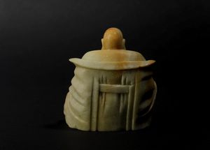 Figura di Budai seduto in saponaria, Cina, XX secolo  - Asta Arte Orientale - Associazione Nazionale - Case d'Asta italiane