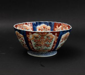 Ciotola in porcellana Imari con soggetti naturalistici entro riserve e decori floreali, Cina, Dinastia Qing, XIX secolo  - Asta Arte Orientale - Associazione Nazionale - Case d'Asta italiane