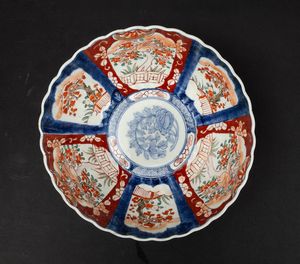Ciotola in porcellana Imari con soggetti naturalistici entro riserve e decori floreali, Cina, Dinastia Qing, XIX secolo  - Asta Arte Orientale - Associazione Nazionale - Case d'Asta italiane