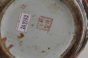 Coppia di potiches in porcellana Imari con decori floreali e soggetti naturalistici entro riserve, Cina, Dinastia Qing, XIX secolo  - Asta Arte Orientale - Associazione Nazionale - Case d'Asta italiane