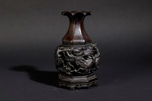 Vaso in bronzo con decoro di draghi tra le nuvole a traforo e a rilievo, Cina, Dinastia Qing, XVIII secolo  - Asta Arte Orientale - Associazione Nazionale - Case d'Asta italiane