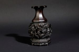 Vaso in bronzo con decoro di draghi tra le nuvole a traforo e a rilievo, Cina, Dinastia Qing, XVIII secolo  - Asta Arte Orientale - Associazione Nazionale - Case d'Asta italiane