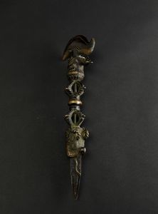 Pugnale rituale Phurgba in bronzo parzialmente dorato con con figura di drago a rilievo e presa a foggia di Vajra, Tibet, XVII secolo  - Asta Arte Orientale - Associazione Nazionale - Case d'Asta italiane