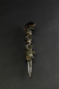 Pugnale rituale Phurgba in bronzo parzialmente dorato con con figura di drago a rilievo e presa a foggia di Vajra, Tibet, XVII secolo  - Asta Arte Orientale - Associazione Nazionale - Case d'Asta italiane