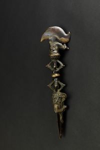 Pugnale rituale Phurgba in bronzo parzialmente dorato con con figura di drago a rilievo e presa a foggia di Vajra, Tibet, XVII secolo  - Asta Arte Orientale - Associazione Nazionale - Case d'Asta italiane