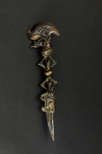 Pugnale rituale Phurgba in bronzo parzialmente dorato con con figura di drago a rilievo e presa a foggia di Vajra, Tibet, XVII secolo  - Asta Arte Orientale - Associazione Nazionale - Case d'Asta italiane