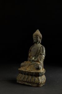 Figura di Buddha Amitayus seduto su doppio fiore di loto in bronzo, Cina, Dinastia Ming, XVII secolo  - Asta Arte Orientale - Associazione Nazionale - Case d'Asta italiane