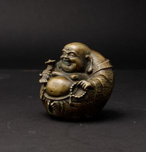 Piccola figura in bronzo raffigurante Budai seduto con Ruyi e collana da preghiera, Cina, XX secolo  - Asta Arte Orientale - Associazione Nazionale - Case d'Asta italiane