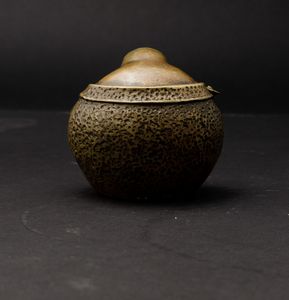 Piccola figura in bronzo raffigurante Budai seduto con Ruyi e collana da preghiera, Cina, XX secolo  - Asta Arte Orientale - Associazione Nazionale - Case d'Asta italiane