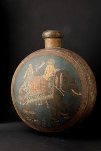 Grande fiasca in metallo dipinto raffigurante personaggi su elefante, India, XIX secolo  - Asta Arte Orientale - Associazione Nazionale - Case d'Asta italiane
